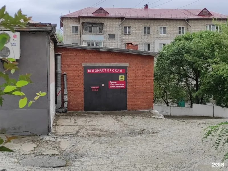 Вход в мастерскую «Вело-Доктор» на Находкинском проспекте, 62А