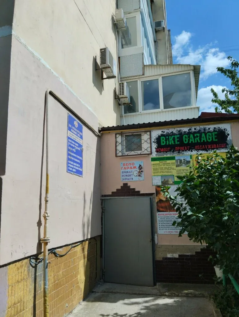 Вход в Велогараж на улице Дёмышева