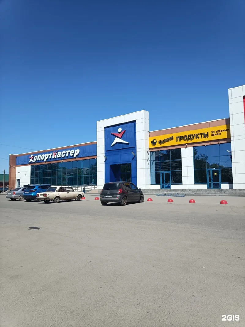Здание Спортмастера в ТРК Янтарь