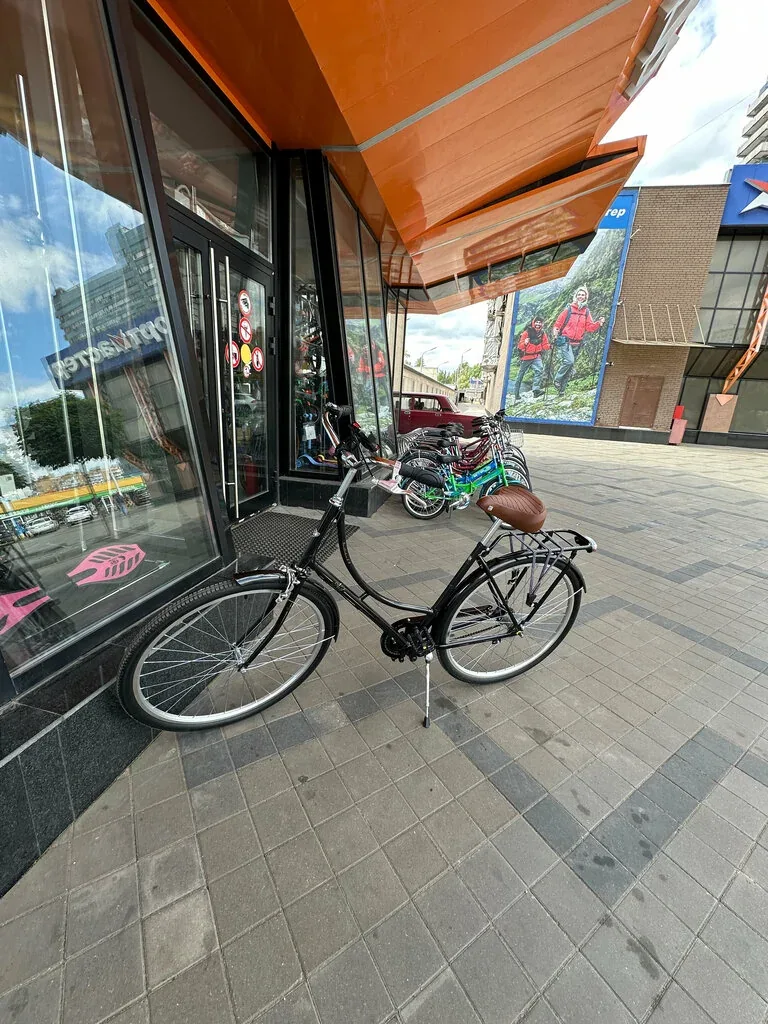 Велосипеды у входа в Velodin