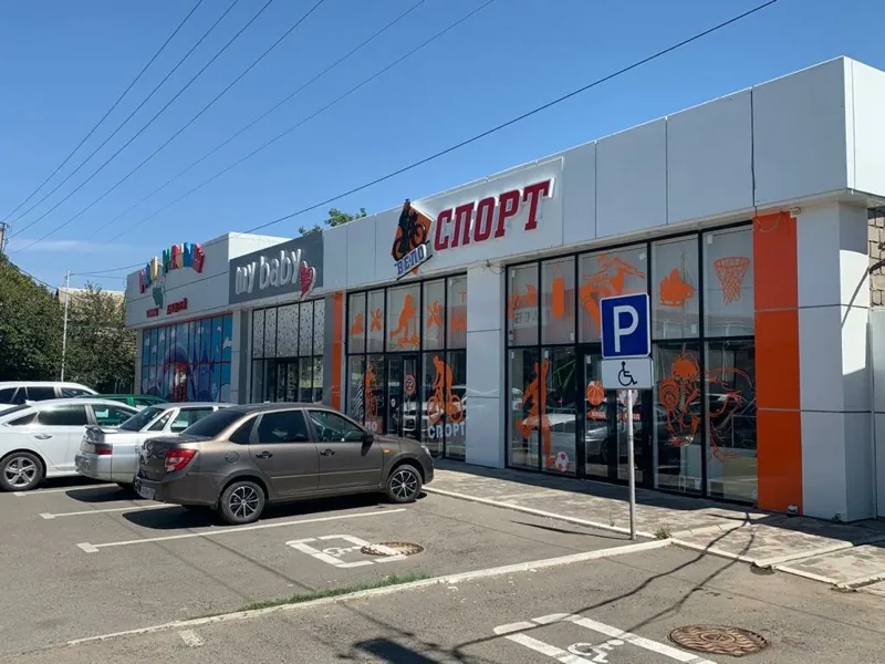 Вход в AutVibe; на фасаде сохранена вывеска Вело Спорт