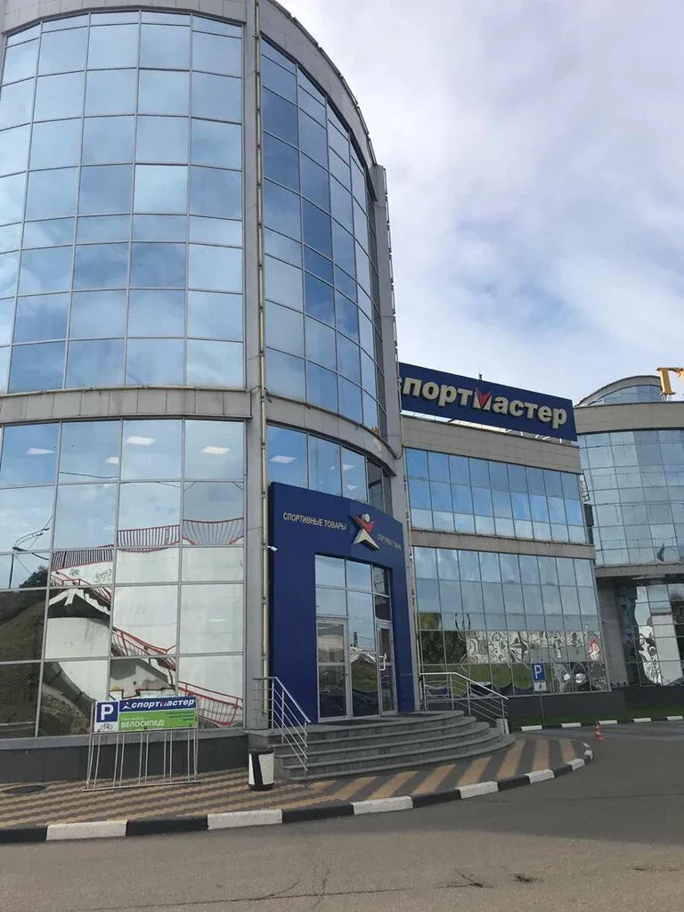 Вход в ТЦ Гранд Плаза со Спортмастером
