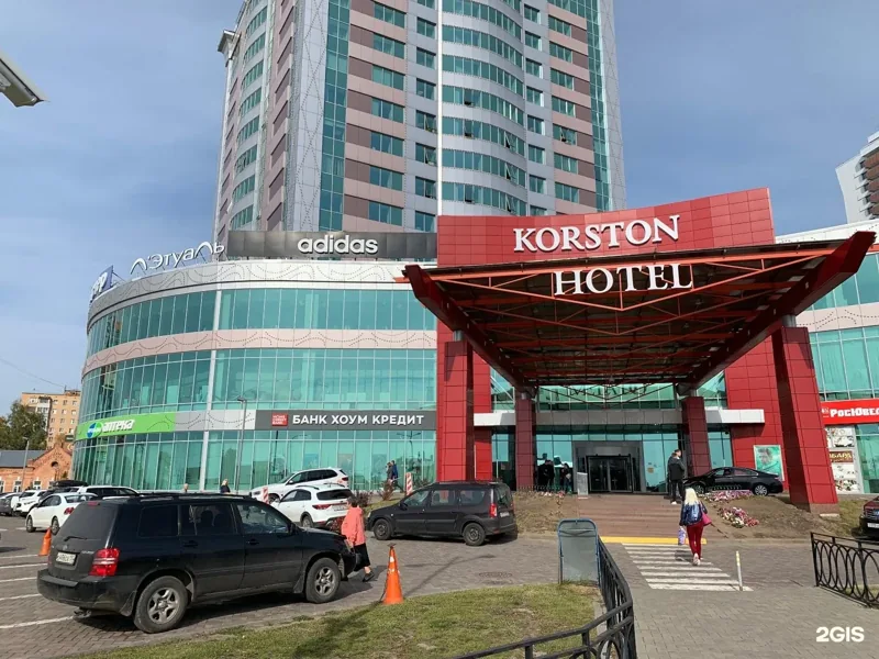 Главный вход в ТРЦ «Корстон» на Борисовском шоссе, 1