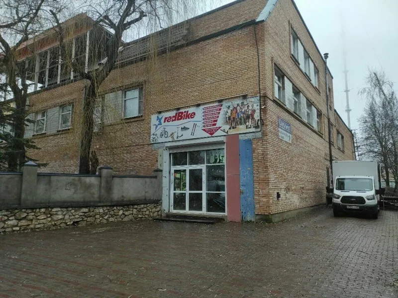 Вход в Red Bike на улице Комарова, 3А
