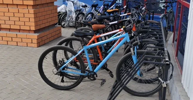 Велосипеды у мастерской Bike service на Победы, 83Б