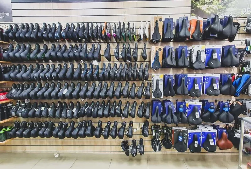 Сёдла и перчатки в анапском магазине Байк Центр