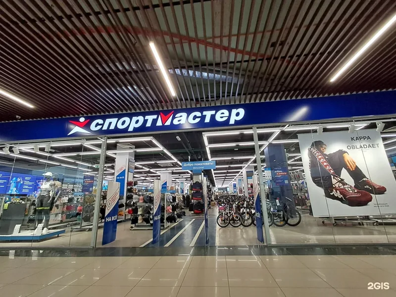 Вход в «Спортмастер» в Green Park на Ленина, 8