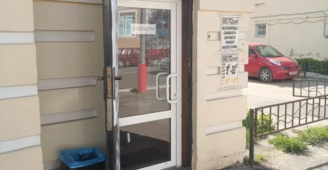Дверь веломагазина и мастерской ВелоBRO