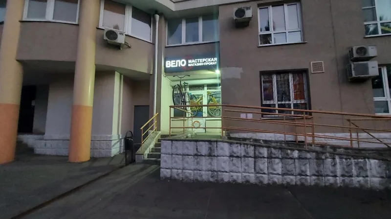 Вход в королёвский магазин и мастерскую «ВелоБро»