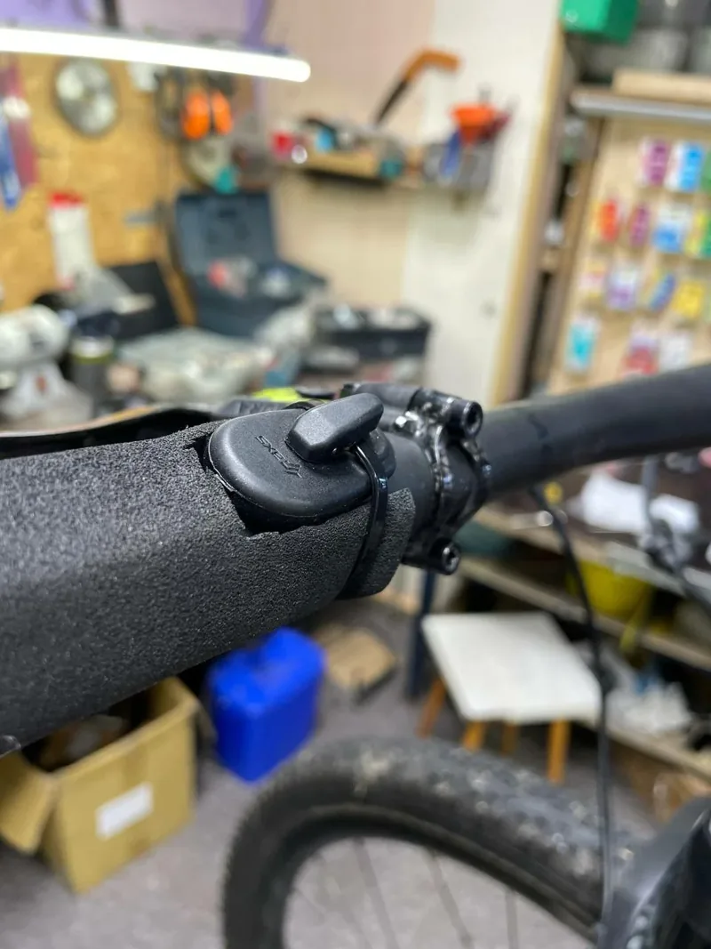 Работа с оборудованием велосипеда в мастерской E-bike