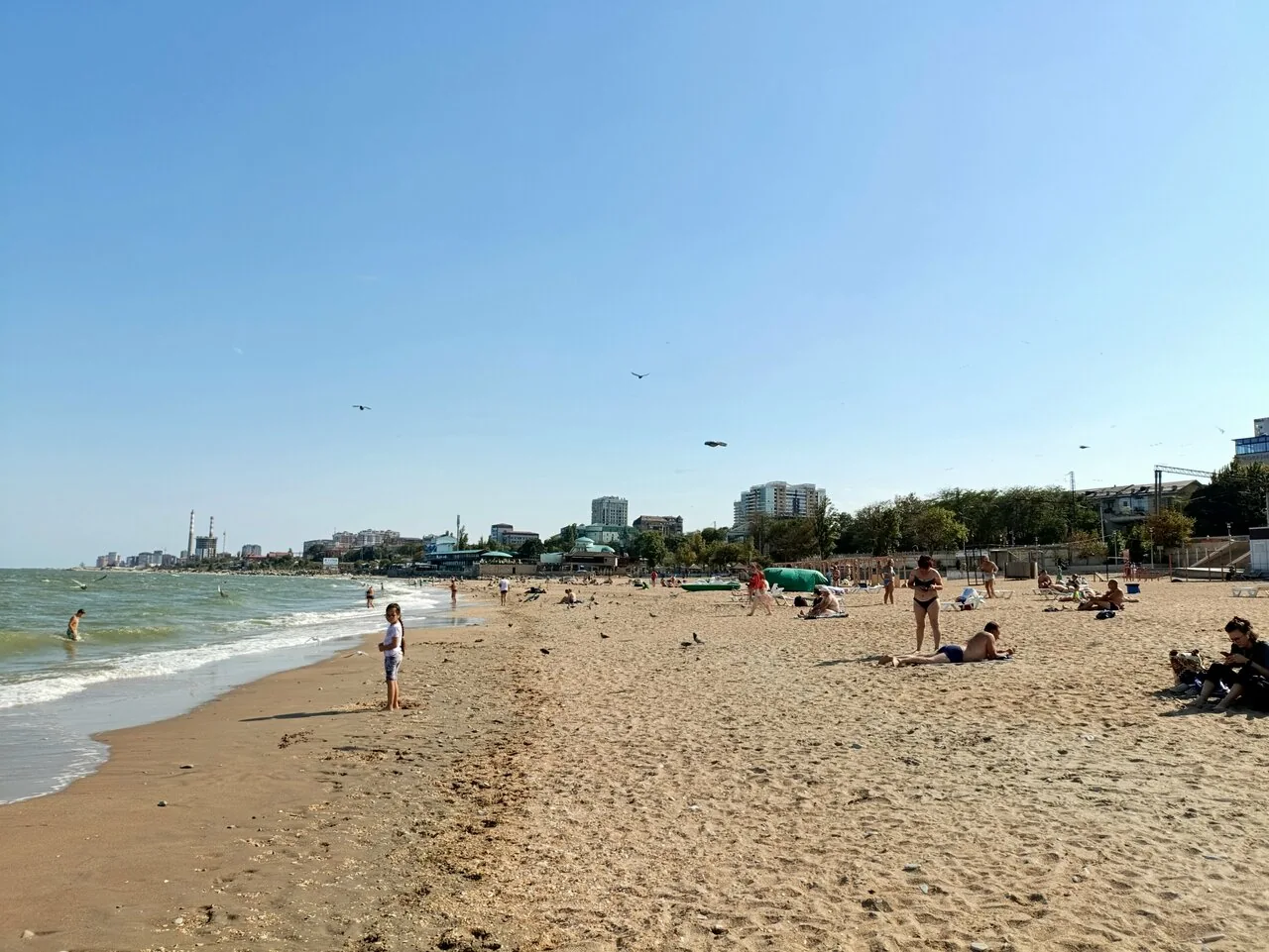 Городской пляж у Родопского бульвара; проход через подземный переход